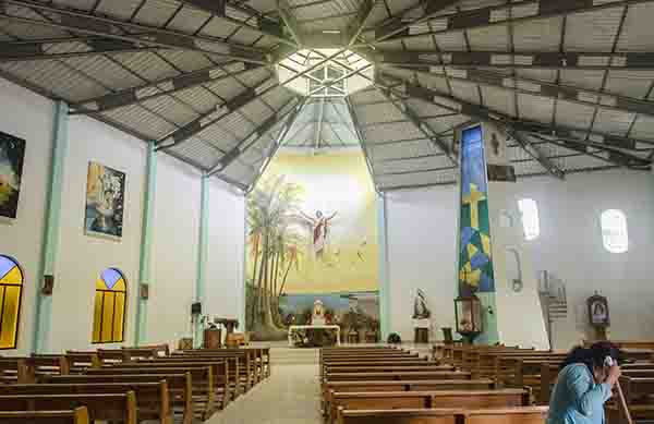 46 - Ecuador - islas Galapagos - isla Isabela - Puerto Villamil - templo parroquial de Isabela - interior